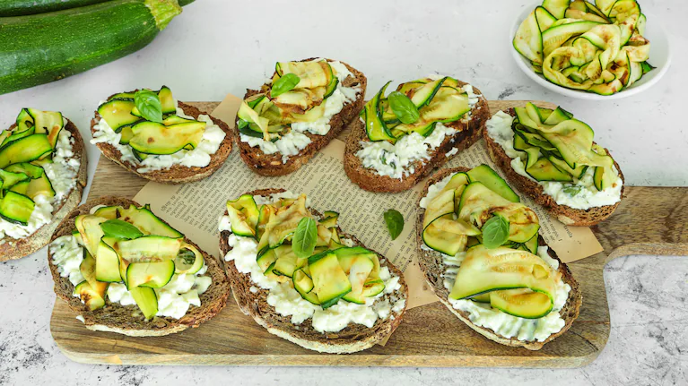 Crostini con zucchine e stracchino
