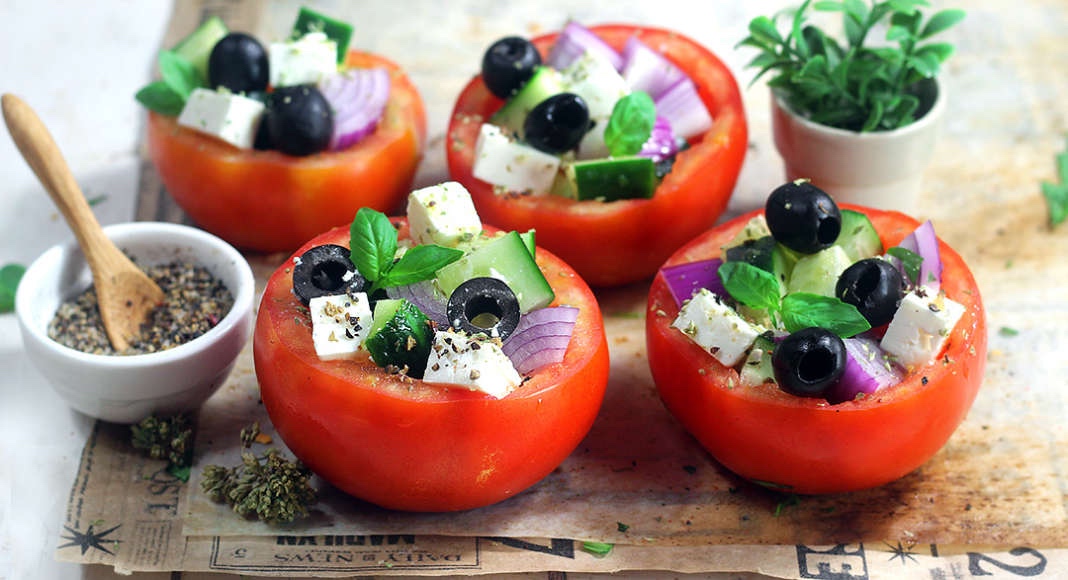 Pomodori ripieni feta cetrioli olive