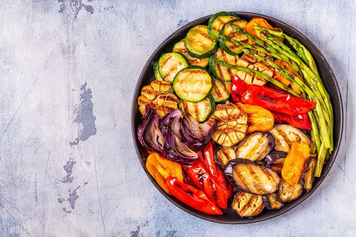 Gran piatto di verdure di stagione grigliate